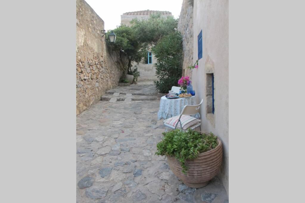 Blue Door Apartment Monemvasía Екстериор снимка